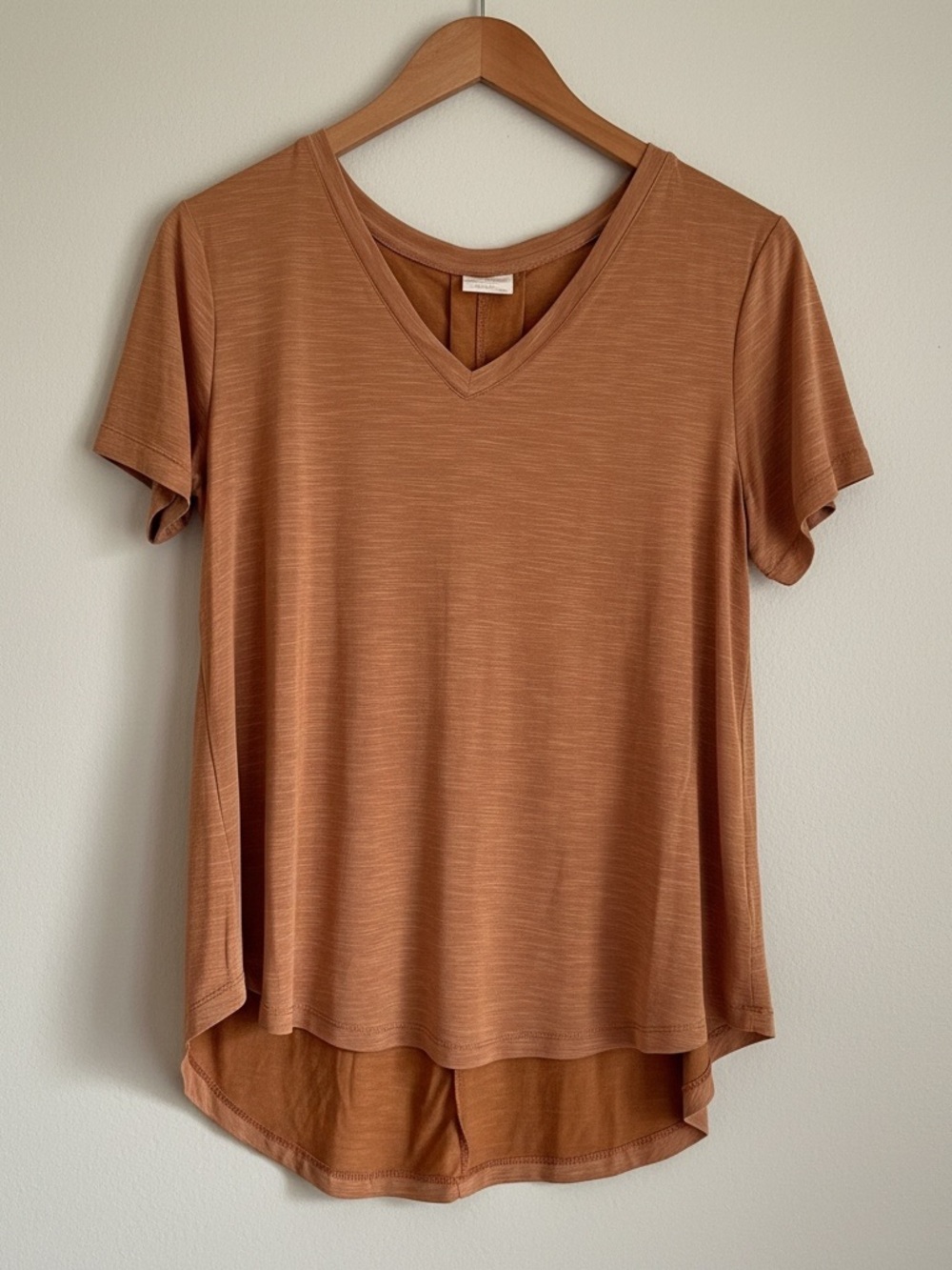 Mod Ref Short Sleeve V-Neck Top in terracotta
